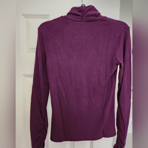 BANANA Republic Factory turtleneck, NWT, purple size small - Picture 3 of 6